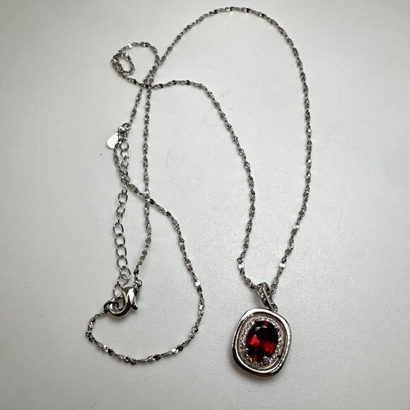 1.3ct Mozambique Garnet with halo of cz diamonds, pendant on a 18" 925 chain! - Picture 5 of 15